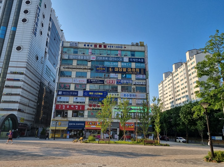 마두역 2번 출구 옆 작명소 건물 우신프라자 전경